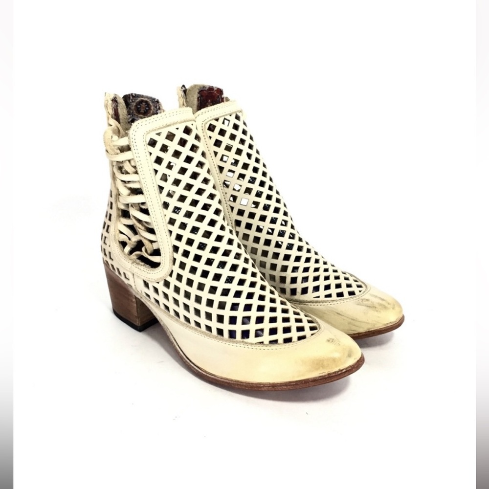 FREE BIRD Cream Ankle Boots - Picture 10 of 11
